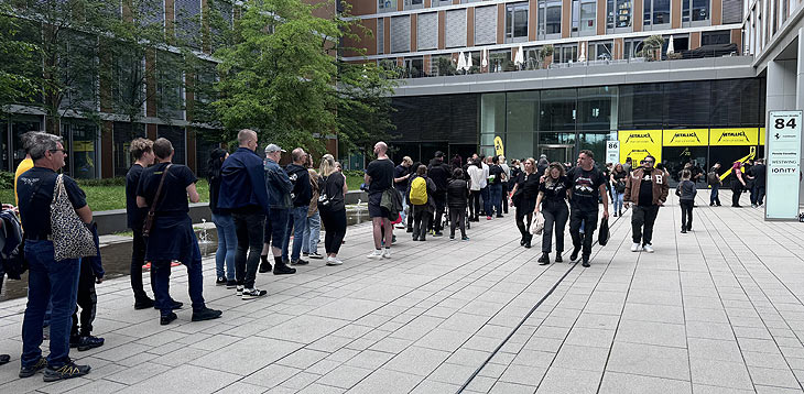 lange Schlangen vor dem METALLICA M72 World Tour 2024 Pop-Up Store für Merch in der Moosacher Straße 86 (©Foto: Martin Schmitz)